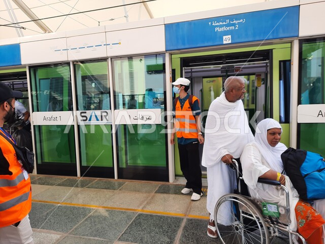 صورة لحجاج بيت الله الحرام بملابس الإحرام البيضاء يتنقلون عبر قطار الحرمين السريع في مكة المكرمة ، محطة الرصيفة في مكة المكرمة ، خدمات نقل الحجاج للمسجد الحرام ، خدمات نقل آمنة و مريحة في موسم الحج
