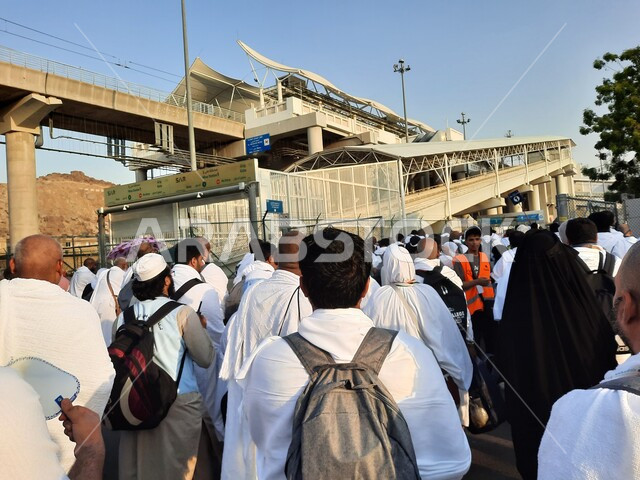 صورة لحجاج بيت الله الحرام بملابس الإحرام البيضاء يتنقلون عبر قطار الحرمين السريع في مكة المكرمة ، محطة الرصيفة في مكة المكرمة ، خدمات نقل الحجاج للمسجد الحرام ، خدمات نقل آمنة و مريحة في موسم الحج