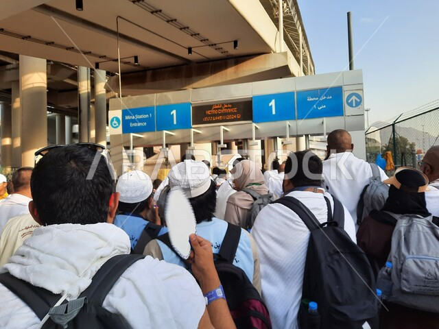 صورة لحجاج بيت الله الحرام بملابس الإحرام البيضاء يتنقلون عبر قطار الحرمين السريع في مكة المكرمة ، محطة الرصيفة في مكة المكرمة ، خدمات نقل الحجاج للمسجد الحرام ، خدمات نقل آمنة و مريحة في موسم الحج