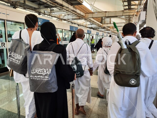 صورة لحجاج بيت الله الحرام بملابس الإحرام البيضاء يتنقلون عبر قطار الحرمين السريع في مكة المكرمة ، محطة الرصيفة في مكة المكرمة ، خدمات نقل الحجاج للمسجد الحرام ، خدمات نقل آمنة و مريحة في موسم الحج