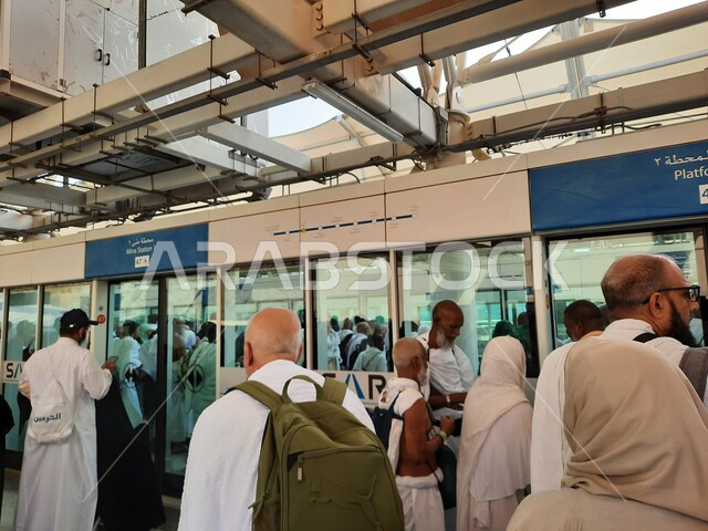 صورة لحجاج بيت الله الحرام بملابس الإحرام البيضاء يتنقلون عبر قطار الحرمين السريع في مكة المكرمة ، محطة الرصيفة في مكة المكرمة ، خدمات نقل الحجاج للمسجد الحرام ، خدمات نقل آمنة و مريحة في موسم الحج