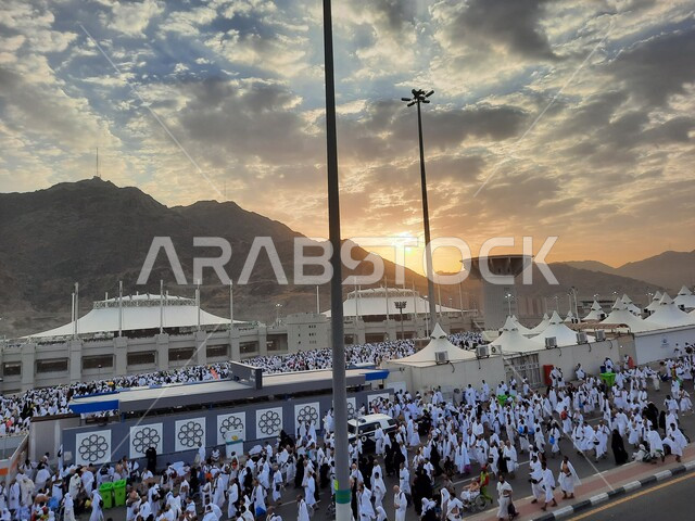 حجاج بيت الله الحرام في مزدلفة يرتدون لباس الإحرام في مكة المكرمة في المملكة العربيه السعودية, اداء مناسك الحج والعمرة في وقت غروب الشمس, العبادة والتقرب إلى الله في معالم واماكن اسلامية دينية مقدسة
