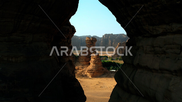 التكوينات والتشكيلات الصخرية في الصحراء، القمم والمرتفعات الجبلية وسط البيئة الرمليه، المناظر الطبيعية في المناطق الصحراوية في المملكة العربيه السعودية