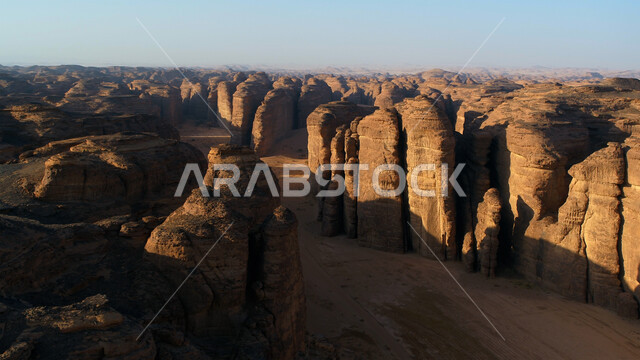 التكوينات والتشكيلات الصخرية في الصحراء، القمم والمرتفعات الجبلية وسط البيئة الرمليه، المناظر الطبيعية في المناطق الصحراوية في المملكة العربيه السعودية