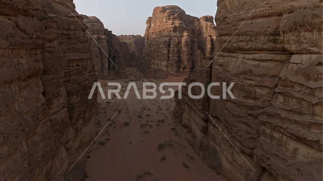 التكوينات والتشكيلات الصخرية في الصحراء، القمم والمرتفعات الجبلية وسط البيئة الرمليه، المناظر الطبيعية في المناطق الصحراوية في المملكة العربيه السعودية