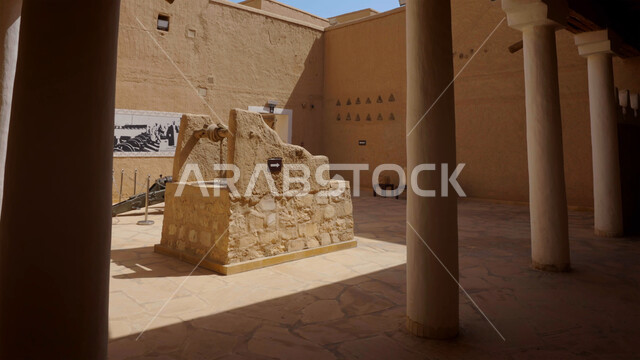 صورة من داخل متحف قصر المصمك التاريخي في مدينة الرياض في السعودية، معالم الرياض التاريخية، قصر المصمك التراثي، الهندسة المعمارية القديمة، اماكن اثرية سياحية في السعودية