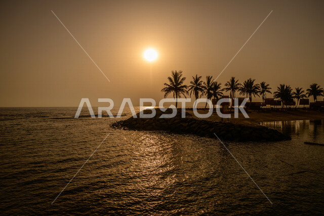 كورنيش جدة الواجهة البحرية السياحية في المملكة العربية السعودية , غروب الشمس وشروقها على كورنيش جدة ، منظر الغروب على الشاطئ ، ​مناظر طبيعية خلابة في سماء السعودية