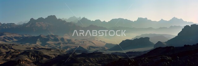  التكوينات الصخرية و الأجواء الضبابية ، متعة السياحة والاستكشاف في القمم والمرتفعات الجبلية, صورة بانورامية للتضاريس والصخور في المناطق المرتفعة في المملكة العربية السعودية, خلفية الطبيعه
