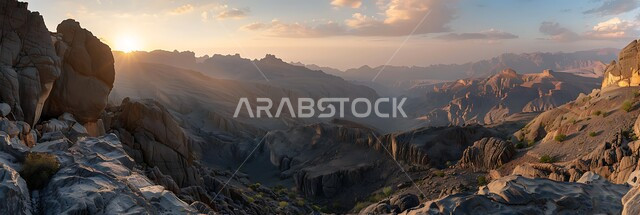  متعة السياحة والاستكشاف في القمم والمرتفعات الجبلية, التكوينات الصخرية و الأجواء الضبابية وقت غروب الشمس، صورة بانورامية للتضاريس والصخور في المناطق المرتفعة في المملكة العربية السعودية, خلفية الطبيعه
