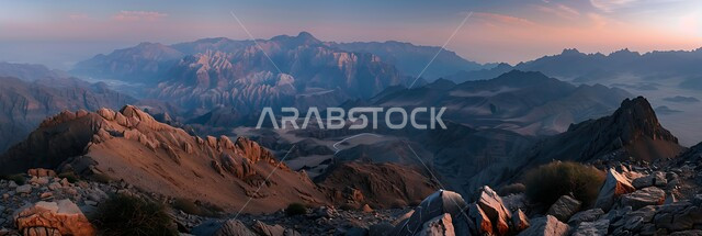 الأجواء الضبابية في المرتفعات الجبلية، صورة بانورامية للطبيعة الجبلية في المملكة العربية السعودية، الأماكن والمعالم السياحية المشهورة، التضاريس والصخور في المناطق المرتفعة في المملكة العربية السعودية