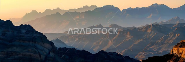 الأجواء الضبابية في المرتفعات الجبلية، صورة بانورامية للطبيعة الجبلية في المملكة العربية السعودية، الأماكن والمعالم السياحية المشهورة، التضاريس والصخور في المناطق المرتفعة في المملكة العربية السعودية