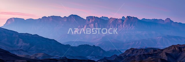 الأجواء الضبابية في المرتفعات الجبلية، صورة بانورامية للطبيعة الجبلية في المملكة العربية السعودية، الأماكن والمعالم السياحية المشهورة، التضاريس والصخور في المناطق المرتفعة في المملكة العربية السعودية