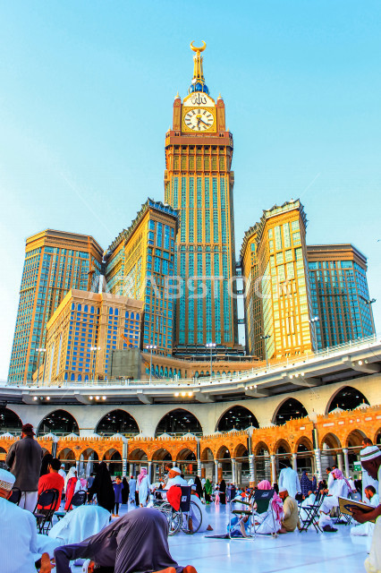 برج الساعة في مكة المكرمة من زاوية علوية في المملكة العربية السعودية ، حجاج بيت الله الحرام ، جمال السعودية ، الحرم المكي الشريف