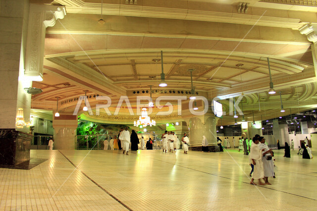 حجاج مسلمون بلباس الاحرام ، يمشون داخل الحرم المكي ، اداء الفرائض الدينية ، اسلاميات وعبادة ، فريضة الحج ، وقفة عرفة ، العبادة والتقرب إلى الله