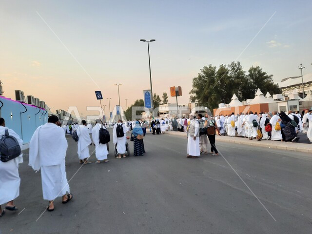 الحجاج منشغلون بالاستعداد للتوجه إلى ميدان عرفات صباح يوم التاسع من ذي الحجة في مكة المكرمة في موسم الحج في المملكة العربيه السعودية، اداء مناسك الحج والعمرة، معالم واماكن دينية اسلانية مقدسة،  العبادة والتقرب إلى الله ،وسائل النقل والمواصلات