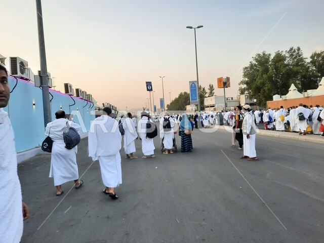 الحجاج منشغلون بالاستعداد للتوجه إلى ميدان عرفات صباح يوم التاسع من ذي الحجة في مكة المكرمة في موسم الحج في المملكة العربيه السعودية، اداء مناسك الحج والعمرة، معالم واماكن دينية اسلانية مقدسة،  العبادة والتقرب إلى الله ،وسائل النقل والمواصلات
