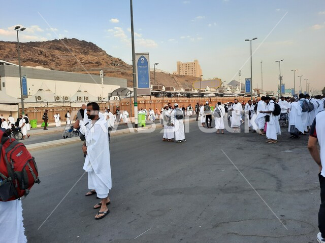 الحجاج منشغلون بالاستعداد للتوجه إلى ميدان عرفات صباح يوم التاسع من ذي الحجة في مكة المكرمة في موسم الحج في المملكة العربيه السعودية، اداء مناسك الحج والعمرة، معالم واماكن دينية اسلانية مقدسة،  العبادة والتقرب إلى الله ،وسائل النقل والمواصلات