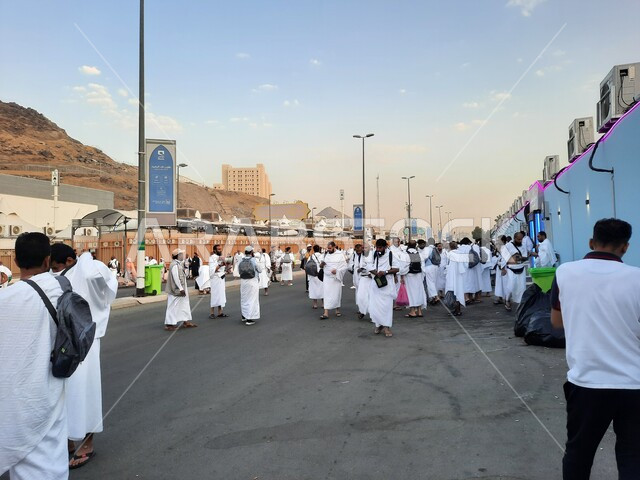 الحجاج منشغلون بالاستعداد للتوجه إلى ميدان عرفات صباح يوم التاسع من ذي الحجة في مكة المكرمة في موسم الحج في المملكة العربيه السعودية، اداء مناسك الحج والعمرة، معالم واماكن دينية اسلانية مقدسة،  العبادة والتقرب إلى الله ،وسائل النقل والمواصلات
