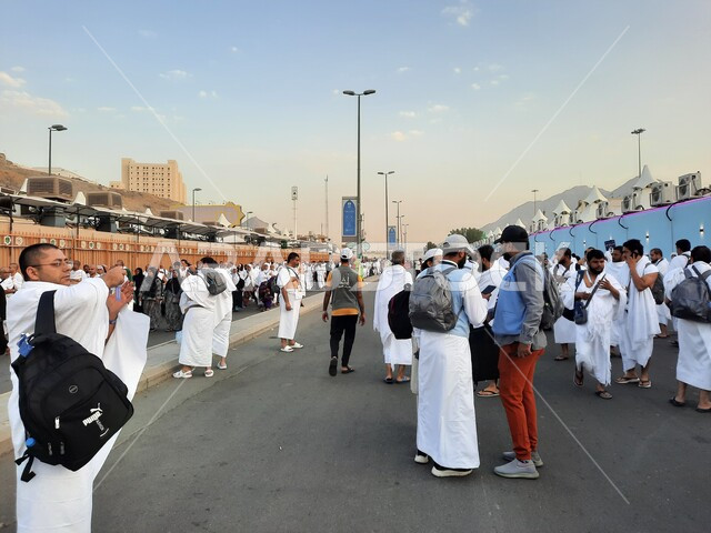 الحجاج منشغلون بالاستعداد للتوجه إلى ميدان عرفات صباح يوم التاسع من ذي الحجة في مكة المكرمة في موسم الحج في المملكة العربيه السعودية، اداء مناسك الحج والعمرة، معالم واماكن دينية اسلانية مقدسة،  العبادة والتقرب إلى الله ،وسائل النقل والمواصلات