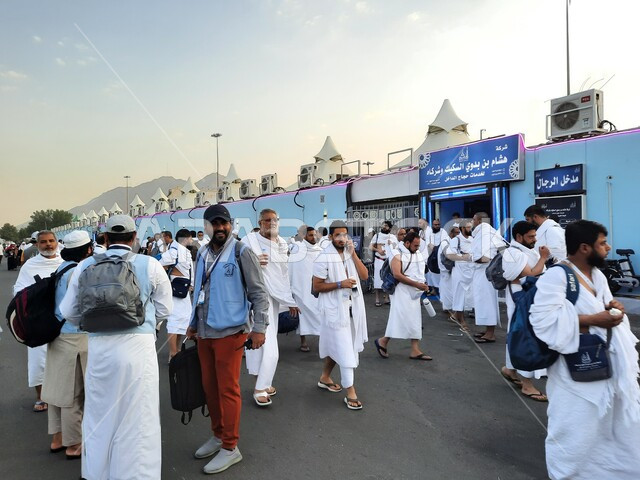 الحجاج منشغلون بالاستعداد للتوجه إلى ميدان عرفات صباح يوم التاسع من ذي الحجة في مكة المكرمة في موسم الحج في المملكة العربيه السعودية، اداء مناسك الحج والعمرة، معالم واماكن دينية اسلانية مقدسة،  العبادة والتقرب إلى الله ،وسائل النقل والمواصلات