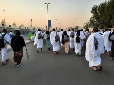 الحجاج منشغلون بالاستعداد للتوجه إلى ميدان عرفات صباح يوم التاسع من ذي الحجة في مكة المكرمة في موسم الحج في المملكة العربيه السعودية، اداء مناسك الحج والعمرة، معالم واماكن دينية اسلانية مقدسة،  العبادة والتقرب إلى الله ،وسائل النقل والمواصلات