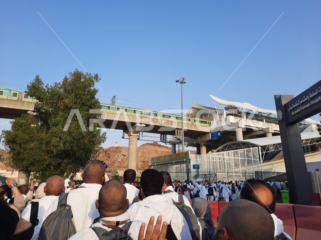 الحجاج منشغلون بالاستعداد للتوجه إلى ميدان عرفات صباح يوم التاسع من ذي الحجة في مكة المكرمة في موسم الحج في المملكة العربيه السعودية، اداء مناسك الحج والعمرة، معالم واماكن دينية اسلانية مقدسة،  العبادة والتقرب إلى الله ،وسائل النقل والمواصلات