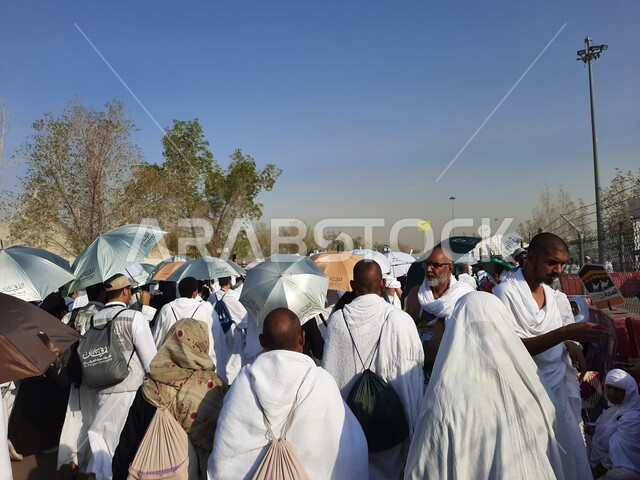 الحجاج منشغلون بالاستعداد للتوجه إلى ميدان عرفات صباح يوم التاسع من ذي الحجة في مكة المكرمة في موسم الحج في المملكة العربيه السعودية، اداء مناسك الحج والعمرة، معالم واماكن دينية اسلانية مقدسة،  العبادة والتقرب إلى الله ،وسائل النقل والمواصلات