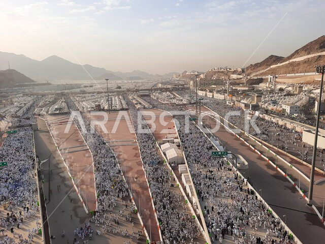 مجموعة من الحجاج يتجهون إلى جسر الجمرات في مكة المكرمة، زوار بيت الله الحرام يقومون بأداء مناسك الحج والعمرة, أماكن و معالم دينية إسلامية مقدسة في المملكة العربية السعودية, زيارة الكعبة المشرفة