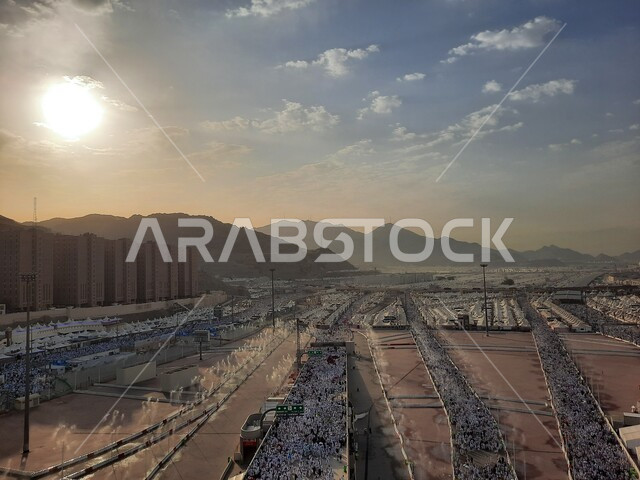 مجموعة من الحجاج يتجهون إلى جسر الجمرات في مكة المكرمة، زوار بيت الله الحرام يقومون بأداء مناسك الحج والعمرة, أماكن و معالم دينية إسلامية مقدسة في المملكة العربية السعودية, زيارة الكعبة المشرفة