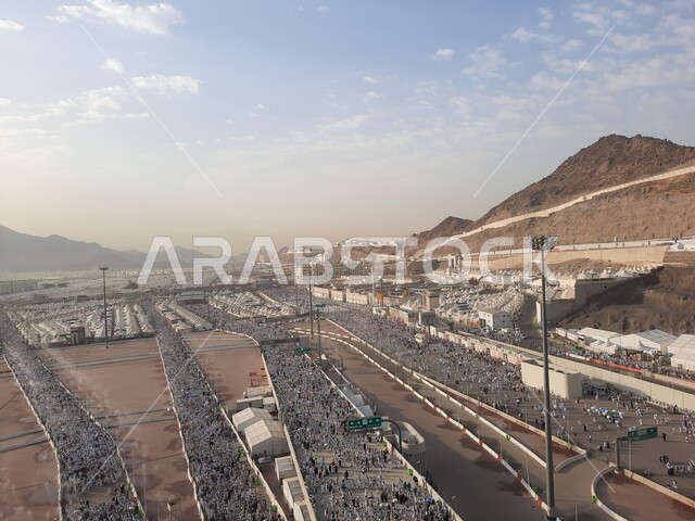 مجموعة من الحجاج يتجهون إلى جسر الجمرات في مكة المكرمة، زوار بيت الله الحرام يقومون بأداء مناسك الحج والعمرة, أماكن و معالم دينية إسلامية مقدسة في المملكة العربية السعودية, زيارة الكعبة المشرفة