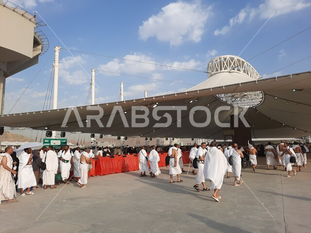 مفهوم العبادة والتقرب إلى الله، أداء مناسك الحج والعمرة, أماكن و معالم دينية إسلامية مقدسة في المملكة العربية السعودية, زيارة بيت الله الحرام, منظر جماعي لمجموعة من الحجاج يسيرون على جسر الجمرات بمكة المكرمة