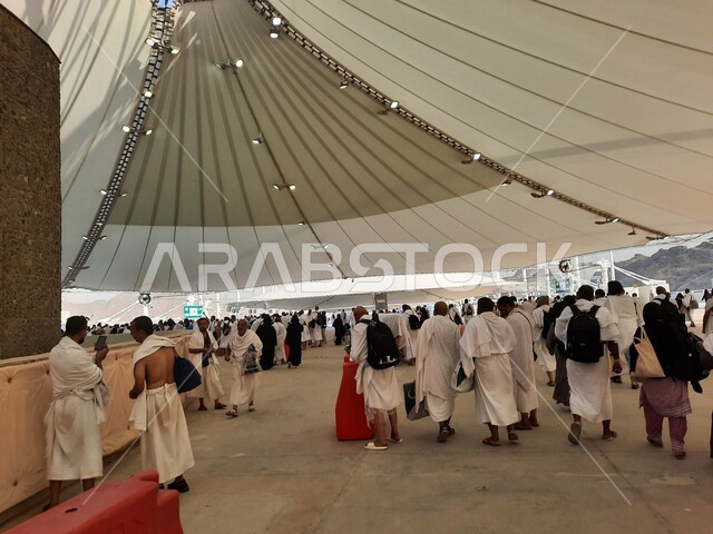 مفهوم العبادة والتقرب إلى الله، أداء مناسك الحج والعمرة, أماكن و معالم دينية إسلامية مقدسة في المملكة العربية السعودية, زيارة بيت الله الحرام, منظر جماعي لمجموعة من الحجاج يسيرون على جسر الجمرات بمكة المكرمة