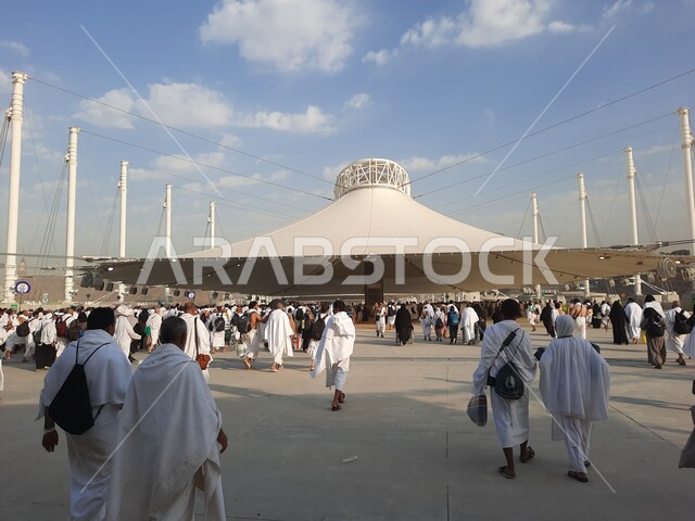 مفهوم العبادة والتقرب إلى الله، أداء مناسك الحج والعمرة, أماكن و معالم دينية إسلامية مقدسة في المملكة العربية السعودية, زيارة بيت الله الحرام, منظر جماعي لمجموعة من الحجاج يسيرون على جسر الجمرات بمكة المكرمة