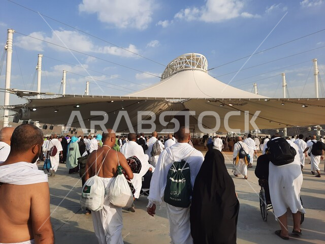 مفهوم العبادة والتقرب إلى الله، أداء مناسك الحج والعمرة, أماكن و معالم دينية إسلامية مقدسة في المملكة العربية السعودية, زيارة بيت الله الحرام, منظر جماعي لمجموعة من الحجاج يسيرون على جسر الجمرات بمكة المكرمة