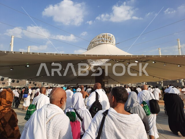 مفهوم العبادة والتقرب إلى الله، أداء مناسك الحج والعمرة, أماكن و معالم دينية إسلامية مقدسة في المملكة العربية السعودية, زيارة بيت الله الحرام, منظر جماعي لمجموعة من الحجاج يسيرون على جسر الجمرات بمكة المكرمة