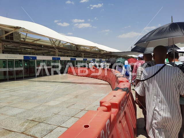 خط كهربائي سريع يربط بين مكة المكرمة والمدينة المنورة، القدرة على التنقل من منطقة لأخرى بأريحية، محطة قطار الحرمين السريع في المملكة العربية السعودية، وسيلة نقل مريحة للحجاج، الفن الهندسي لتطور وتقدم وسائل النقل والمواصلات