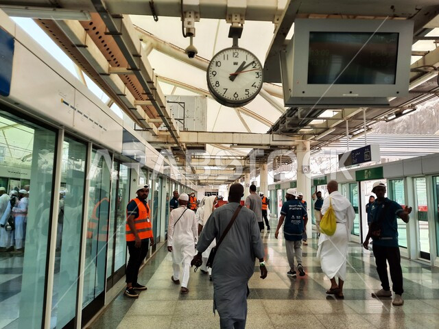 خط كهربائي سريع يربط بين مكة المكرمة والمدينة المنورة، القدرة على التنقل من منطقة لأخرى بأريحية، محطة قطار الحرمين السريع في المملكة العربية السعودية، وسيلة نقل مريحة للحجاج، الفن الهندسي لتطور وتقدم وسائل النقل والمواصلات