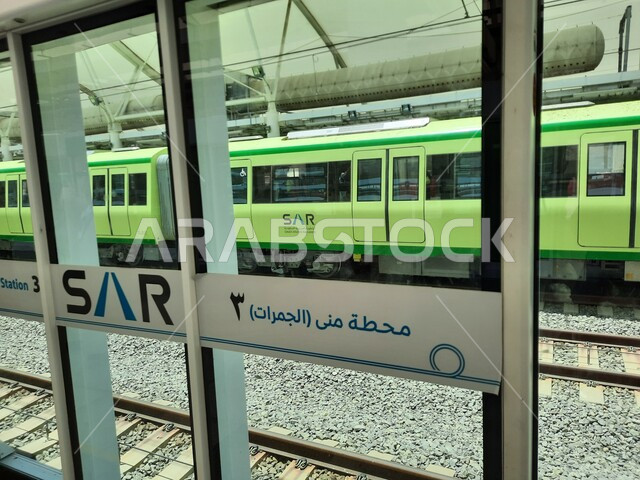 خط كهربائي سريع يربط بين مكة المكرمة والمدينة المنورة، القدرة على التنقل من منطقة لأخرى بأريحية، محطة قطار الحرمين السريع في المملكة العربية السعودية، وسيلة نقل مريحة للحجاج، الفن الهندسي لتطور وتقدم وسائل النقل والمواصلات