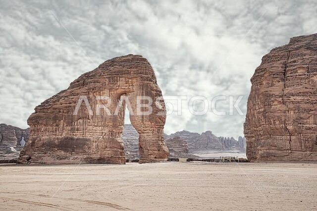 التكوينات والتشكيلات الصخرية الطبيعية في مدينة العلا بالمملكة العربية السعودية، المعالم التاريخية الأثرية السياحية، طبيعة صحراوية قاسية، أماكن السياحة في السعودية