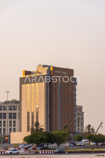 فندق كورتياد من ماريوت في منطقة الخور في دبي، الفن الهندسي العمراني لفنادق الإمارات العربية المتحدة، معالم وأماكن سياحية مشهورة