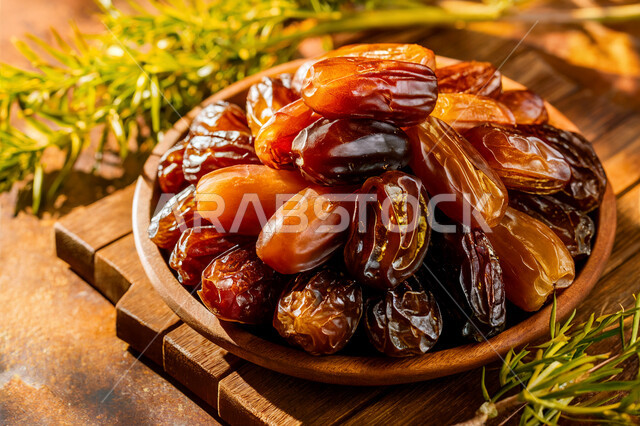 محصول الرطب الطازج, أغذية صحية لذيذة ذات قيمة غذائية عالية, طبق لمجموعة من حبات التمر السعودي, المحاصيل الزراعية في المملكة العربية السعودية, منتجات محلية وطنية
