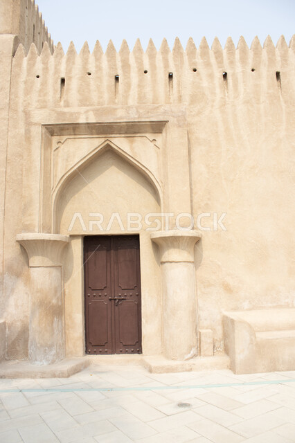 وجهات جذب الزوار من حول العالم, معالم سياحية تاريخية, التراث العربي الأصيل وفن العمارة في الماضي, الأبواب الخشبية القديمة في متحف عجمان في دولة الامارات العربية المتحدة, مباني وأماكن أثرية اماراتية