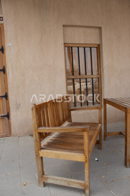 وجهات جذب الزوار من حول العالم, معالم سياحية تاريخية، التراث العربي الأصيل وفن الصناعات في الماضي، المقاعد الخشبية القديمة في متحف عجمان في دولة الامارات العربية المتحدة، أماكن أثرية اماراتية