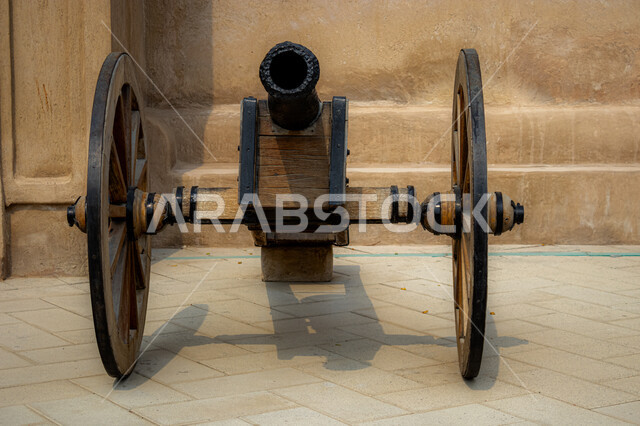 التراث العربي الأصيل وفن الصناعة لمدفع في الماضي، الصناعات الخشبية القديمة في متحف عجمان في دولة الامارات العربية المتحدة، أماكن أثرية اماراتية، وجهات جذب الزوار من حول العالم, معالم سياحية تاريخية