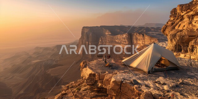 جلسة و كشتة بر شبابية، قضاء أوقات ممتعة بالتخييم في صحاري المملكة العربية السعودية, خيمة بدوية شعبية وسط الصحراء مطلة على وادي، التضاريس الصخرية والرمال الذهبية الناعمة، مخيمات سياحية في المناطق البرية