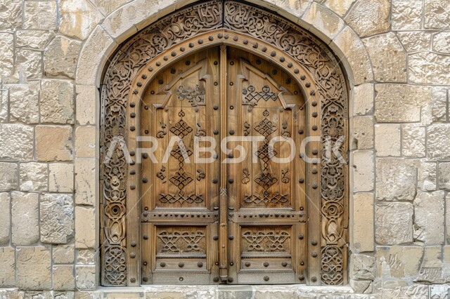 باب خشبي منحوت بالنقوش والزخارف التراثية، الهندسة الفنية المعمارية للعمارات القديمة, المنازل المبنية على الطراز الطيني القديم، قرى وأحياء سكنية شعبية في المملكة العربية السعودية