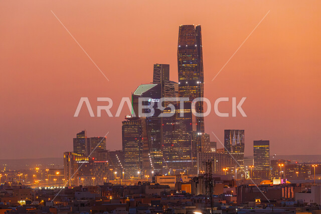 مركز الملك عبدالله المالي ( كافد ) في الرياض بالمملكة العربية السعودية ، الأبراج المالية والاقتصادية والمنشأت المعمارية ، السياحة في السعودية ، إطلالة عند غروب الشمس على مركز الملك عبدالله المالي بالرياض