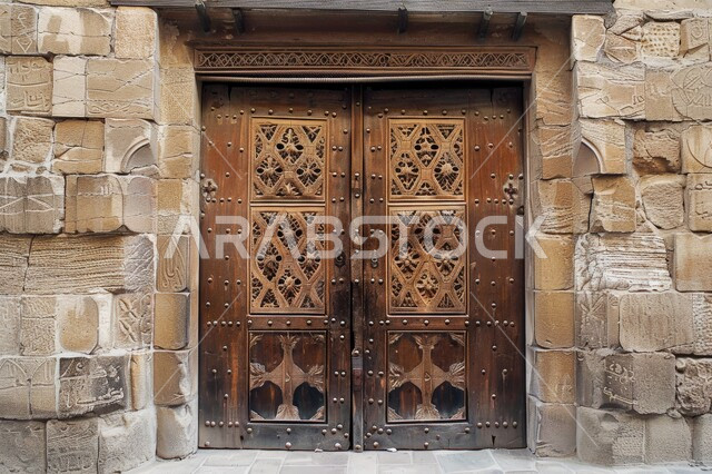 باب خشبي منحوت بالنقوش والزخارف التراثية، الهندسة الفنية المعمارية للعمارات القديمة، قرى وأحياء سكنية شعبية في المملكة العربية السعودية، المنازل المبنية على الطراز الطيني القديم