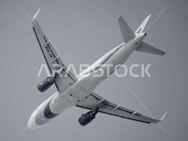 خطوط الطيران القطري ،طائرة تحلق في سماء دولة قطر، وسائل النقل و المواصلات الجوية، مفهوم السياحة والسفر، خلفية السماء الزرقاء الصافية