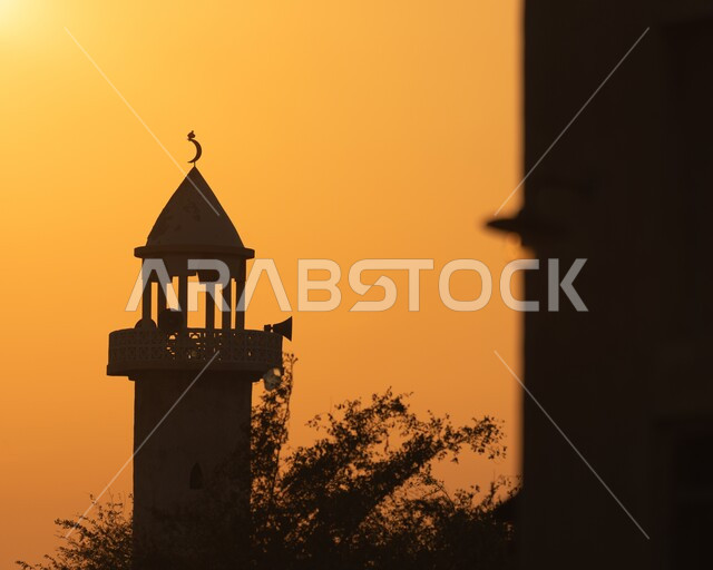 الفن الهندسي المعماري المتميز والديكورات الاسلامية على الطراز الحديث، العبادة والتقرب إلى الله، صورة مقربة لمئذنة مسجد عند غروب الشمس، معالم و أماكن دينية مقدسة في دولة قطر